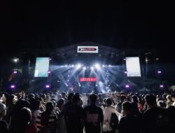 Asmo Sulsel Sukseskan Konser Vierratale dan Wizz Baker di Toraja, Ribuan Penonton Antusias Diguyur Hujan