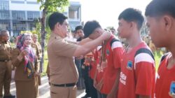 Wabup Edy Manaf Serahkan Medali Penghargaan Atlet Sepakbola U-16 Bulukumba