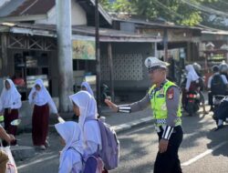 Satlantas Polres Bone Hadir di Pagi Hari, Amankan Lalu Lintas dan Bantu Pelajar Menyeberang