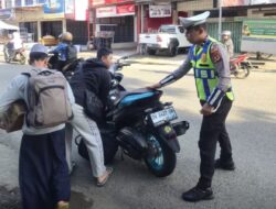 Sentuhan Humanis di Pagi Hari, Satlantas Polres Bone Tegur Pengendara Tanpa Helmet Demi Keselamatan