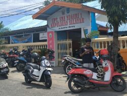 Parkir Semrawut di Depan SMA 1 Selayar, Bahu Jalan Berubah Jadi Lahan Parkir