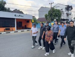 Jalan Pagi Sambil Menyapa, BupAAS Langsung Instruksikan Perbaikan Fasilitas Lapangan Merdeka Bone