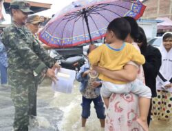 Di Tengah Banjir, BupAAS Borong Kue untuk Warga: Senyum Anak-anak dan Orang Tua Pun Mengembang