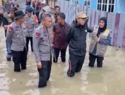 Wabup Andi Akmal Menembus Banjir Bone, Bawa Bantuan dan Harapan untuk Warga