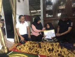 Pj Sekda Bone Serahkan Santunan Duka Cita BupAAS kepada Keluarga Korban Banjir di Bajoe