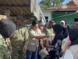Baznas Bone Salurkan 400 Paket Bantuan untuk Korban Banjir, Gubernur Sulsel dan Bupati Bone Turun Langsung ke Posko