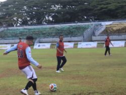 Keringat Persaudaraan di Stadion Lapatau: Saat Pemimpin Bone dan Sulsel Menyatukan Hati Lewat Sepak Bola