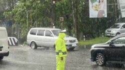 Hujan Tak Menghalangi Pengabdian, Satlantas Bone Amankan Perjalanan Tamu Allah