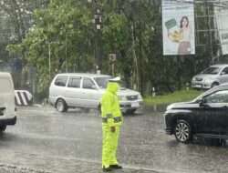 Hujan Tak Menghalangi Pengabdian, Satlantas Bone Amankan Perjalanan Tamu Allah