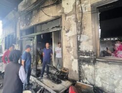 Di Tengah Abu dan Arang, Kepedulian BupAAS Menguatkan Korban Kebakaran Gudang Percetakan Trias Muda