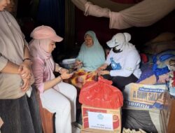 Hati Hj Maryam Andi Asman Tersentuh Saat Blusukan di Masumpu, Elus Tangan Warga yang Tinggal di Rumah Tak Layak Huni