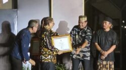 Menteri Kebudayaan Fadli Zon Serahkan Penghargaan kepada Andi Promal Pawi di Hari Keris Nasional 2026