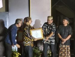 Menteri Kebudayaan Fadli Zon Serahkan Penghargaan kepada Andi Promal Pawi di Hari Keris Nasional 2026
