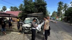 Mobil Pikap Muatan Ayam Oleng dan Tabrak Dua Kendaraan di Tellu Siattinge, Sopir Terjepit Dievakuasi Warga