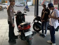 Satlantas Polres Bone Tegur Humanis Pengendara Tak Pakai Helmet, Edukasi Keselamatan Jadi Prioritas