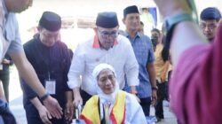 393 Berangkat, 393 Kembali: Haru dan Syukur Warnai Penyambutan Jemaah Haji Bone di Makassar