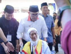 393 Berangkat, 393 Kembali: Haru dan Syukur Warnai Penyambutan Jemaah Haji Bone di Makassar