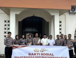 Sambut HUT Bhayangkara ke-80, Satlantas Polres Bone Bersihkan Masjid dan Serahkan Bantuan Kebersihan