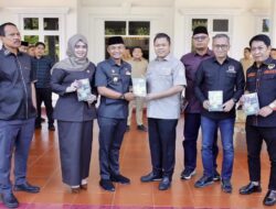 Terima Kunjungan Komisi B DPRD Sulsel ke Bone, BupAAS Hadiahkan Buku “Jalan Pengabdian”
