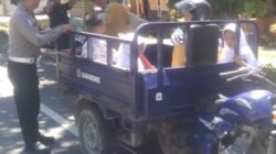 Demi Keselamatan Warga, Satlantas Polres Bone Beri Teguran Simpatik Pengendara Motor Bak Terbuka Angkut Penumpang