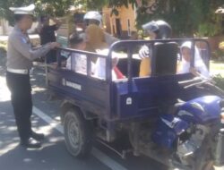 Demi Keselamatan Warga, Satlantas Polres Bone Beri Teguran Simpatik Pengendara Motor Bak Terbuka Angkut Penumpang