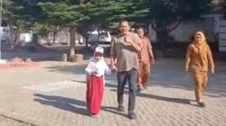 Wakil Ketua DPRD Irwandi Burhan Antar Putrinya di Hari Pertama Sekolah