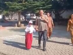 Wakil Ketua DPRD Irwandi Burhan Antar Putrinya di Hari Pertama Sekolah