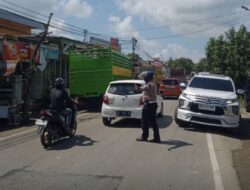 Satlantas Polres Bone Sigap Atur Lalu Lintas Demi Cegah Kemacetan Antrean BBM Padati SPBU
