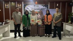 Dekan FSIKP UMI Serahkan SK Plt Sekretaris Program Studi Sastra Inggris dan Ilmu Komunikasi