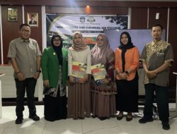 Dekan FSIKP UMI Serahkan SK Plt Sekretaris Program Studi Sastra Inggris dan Ilmu Komunikasi