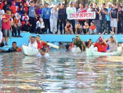 Penuh Gelak Tawa, BupAAS dan Wabup Andi Akmal Seru-seruan di Lomba Dayung Perahu HUT RI ke-81