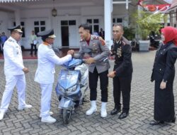 BupAAS Beri Kejutan Komandan Upacara HUT RI ke-81 di Bone, Hadiahkan Motor Listrik