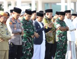 Di Bawah Langit yang Kering, Ribuan Warga Bone Memanjatkan Doa