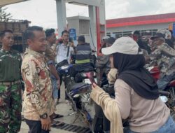 Batik dan Senyum BupAAS di SPBU Camming, Sapa Warga Sambil Pantau Layanan BBM