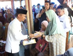 Menguatkan di Tengah Musibah, BupAAS Serahkan Rp165 Juta untuk 13 Korban Kebakaran di Sanrangeng Bone