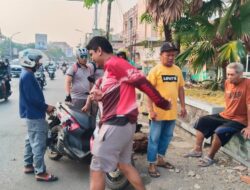 Kayuhan Sepeda Terhenti! AKBP Nur Ichsan Sigap Tolong Korban Tabrakan di Gowa
