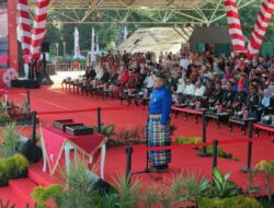 Wali Kota Makassar Pimpin Upacara Penurunan Bendera, Budaya Bugis Warnai HUT ke-81 RI
