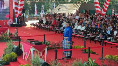 Wali Kota Makassar Pimpin Upacara Penurunan Bendera, Budaya Bugis Warnai HUT ke-81 RI