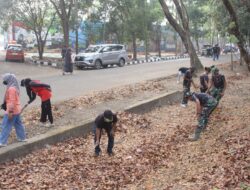 Prajurit Yon Armed 21/Kawali Turun Tangan! GOR Lapatau Dibersihkan, Semangat Gotong Royong Menggema di Bone