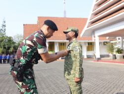 BupAAS Dianugerahi Brevet Kehormatan Kavaleri, Tegaskan Komitmen Perkuat Sinergi TNI dan Pemda