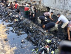 BupAAS Tak Jijik Berjibaku Air Hitam Pekat dan Tumpukan Sampah Bersihkan Drainase di Lonrae