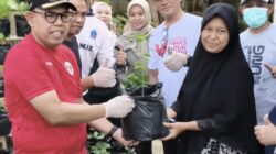 Jalan Pagi Bareng Warga, Wabup AAP Sekalian Gerakkan Aksi Bersih dan Hijaukan Lingkungan