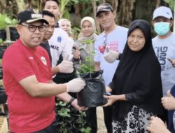 Jalan Pagi Bareng Warga, Wabup AAP Sekalian Gerakkan Aksi Bersih dan Hijaukan Lingkungan