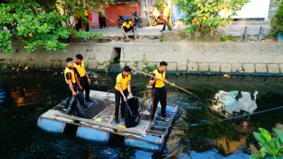 Kapolda Sulsel Turun Langsung Bersihkan Kanal Rappocini, Gotong Royong Cegah Banjir